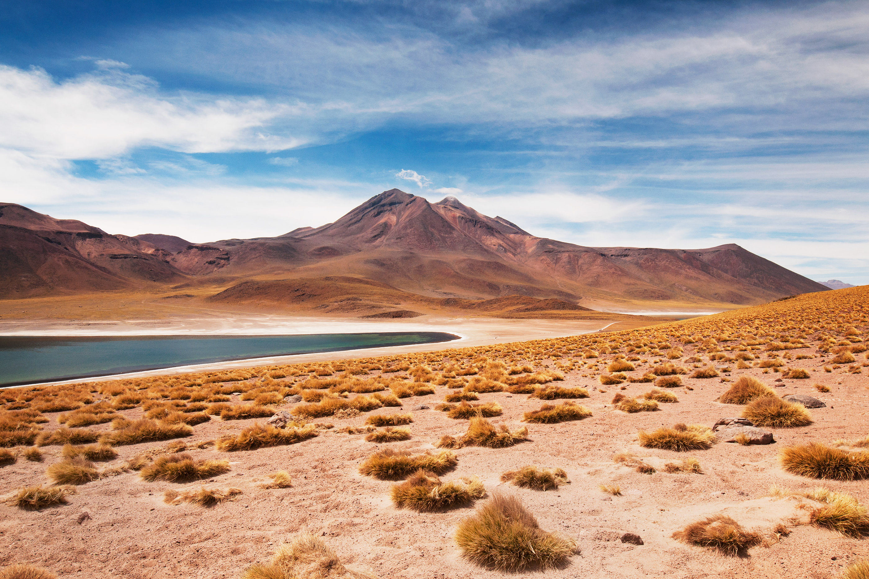 Photo en couleur d'un lac d'altitude près de San Pedro de Atacama, au Chili.