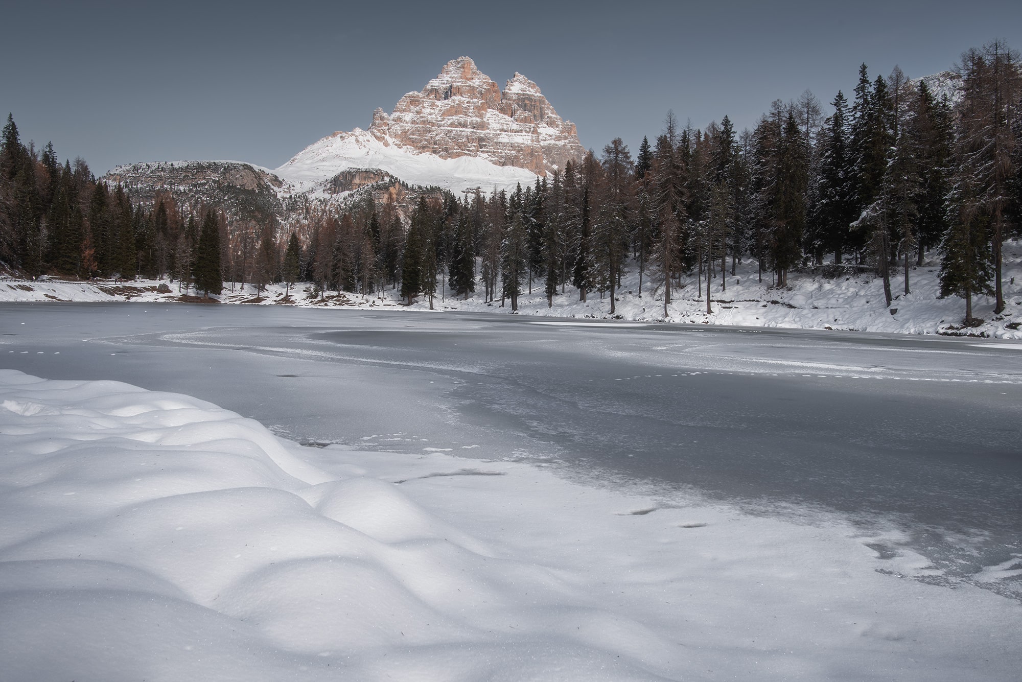 Experience the breathtaking beauty of the frozen Lago Antorno in the Dolomites, captured during the winter season by Swiss photographer Jennifer Esseiva. This stunning landscape photography showcases the serene and icy landscape of Lago Antorno, offering a glimpse into the wondrous winter scenery of the Dolomites.